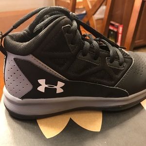 Under Armour boys size 1.5 basketball shoes