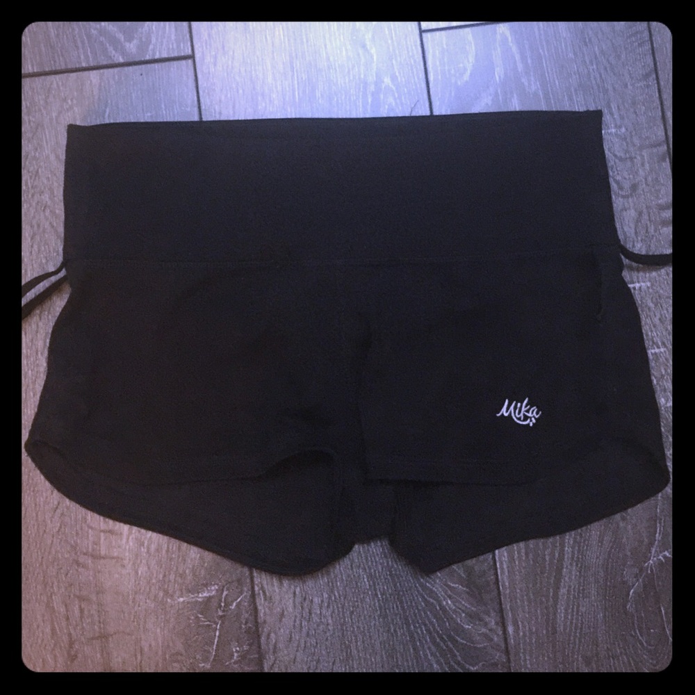 Mika! Yoga shorts! 😜❤️