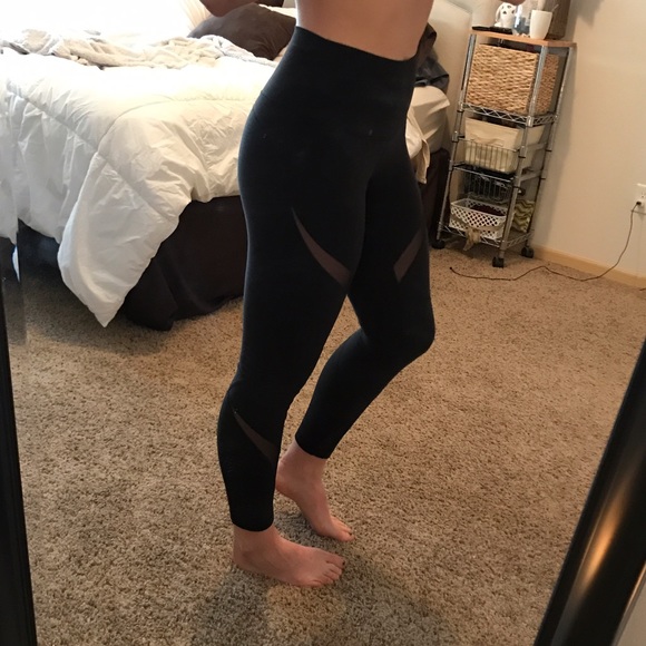 **SOLD** Lululemon Mesh Legging - Picture 2 of 4