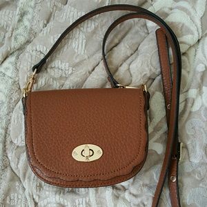 Adorable scalloped Francesca's crossbody!!