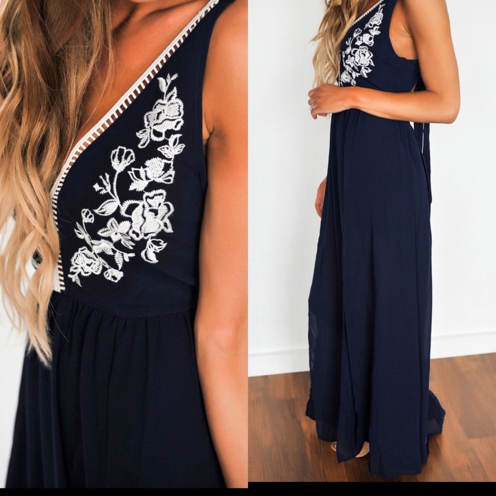 ✨HP ✨Embroidered Open Back MaxiDress - Picture 2 of 3