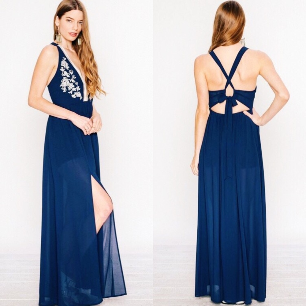 ✨HP ✨Embroidered Open Back MaxiDress - Picture 3 of 3