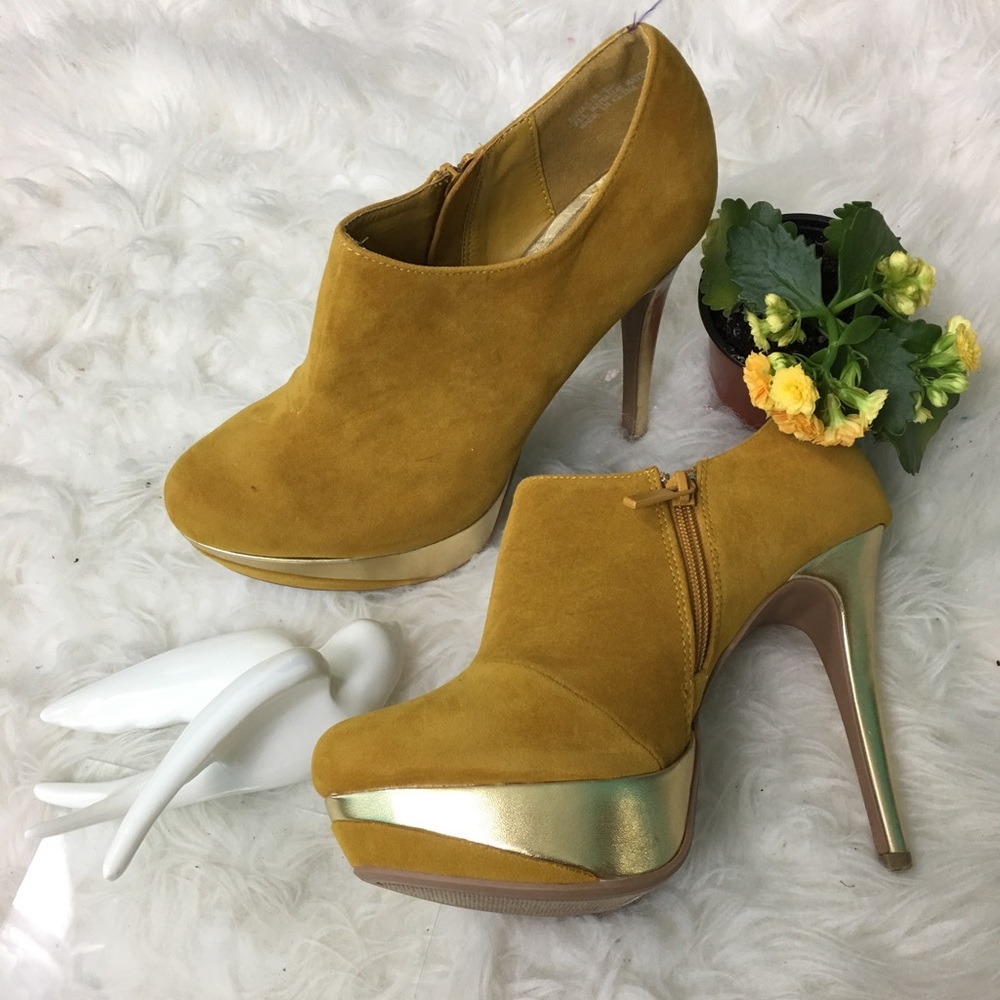 2x HP💥NWT mustard yellow heels.
