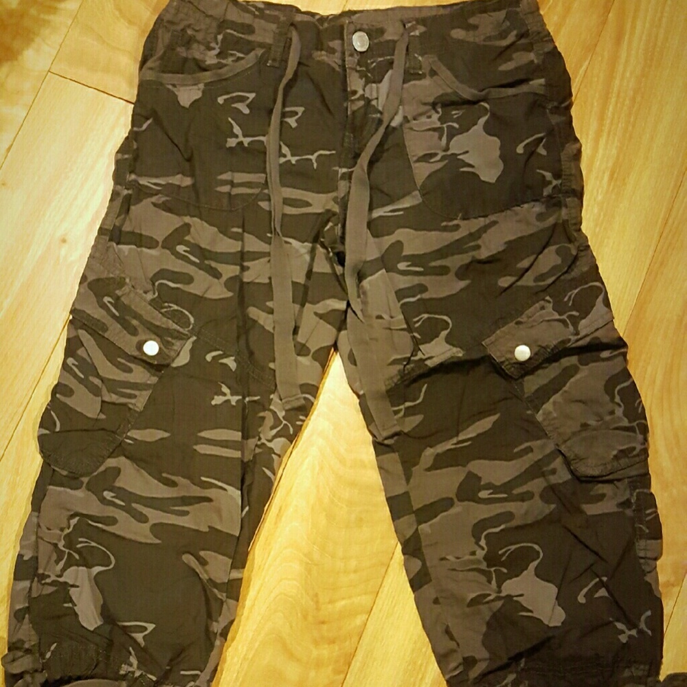 London Fog Size 2 Camo Capris