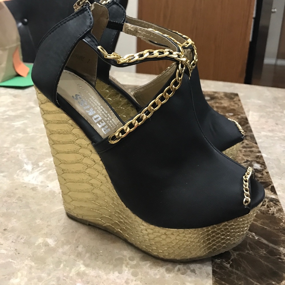 Red kiss wedges