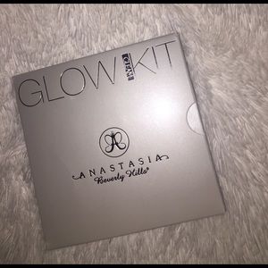 Anastasia Beverly Hills glow kit in cleam