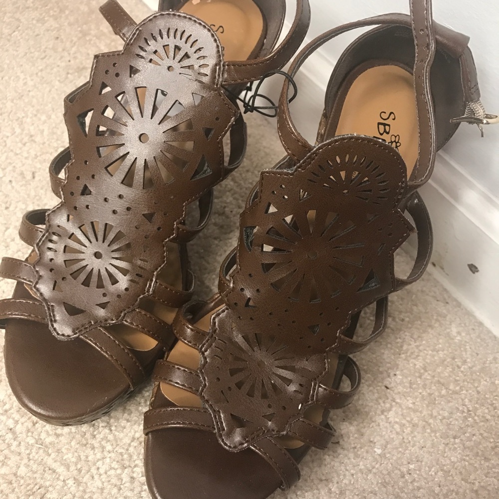 Brand new brown wedges