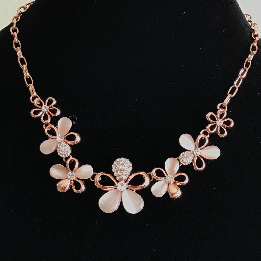 Rose color chain with flower design