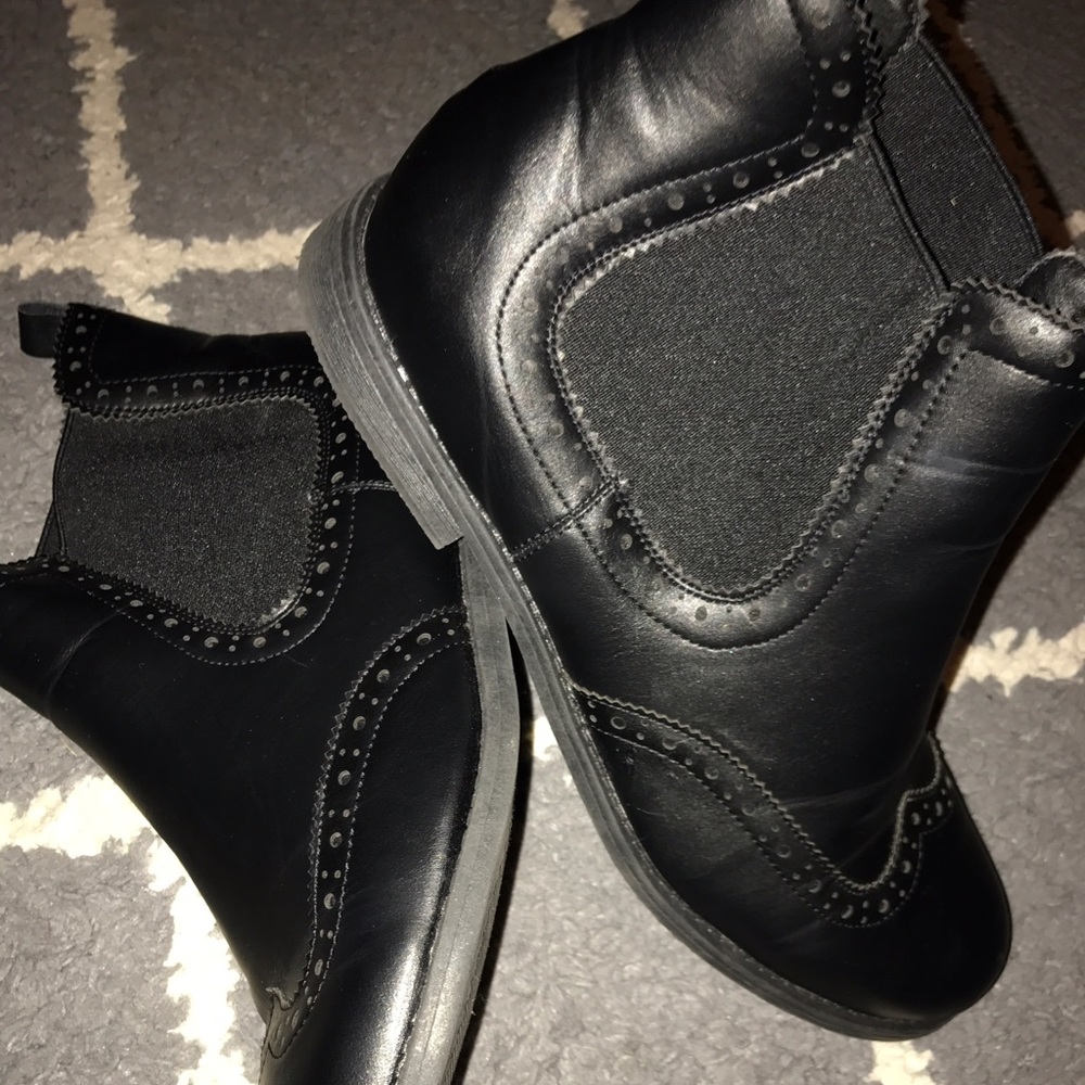 Women's 10 wingtip Chelsea boot