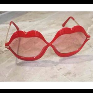 Give me a kiss shades