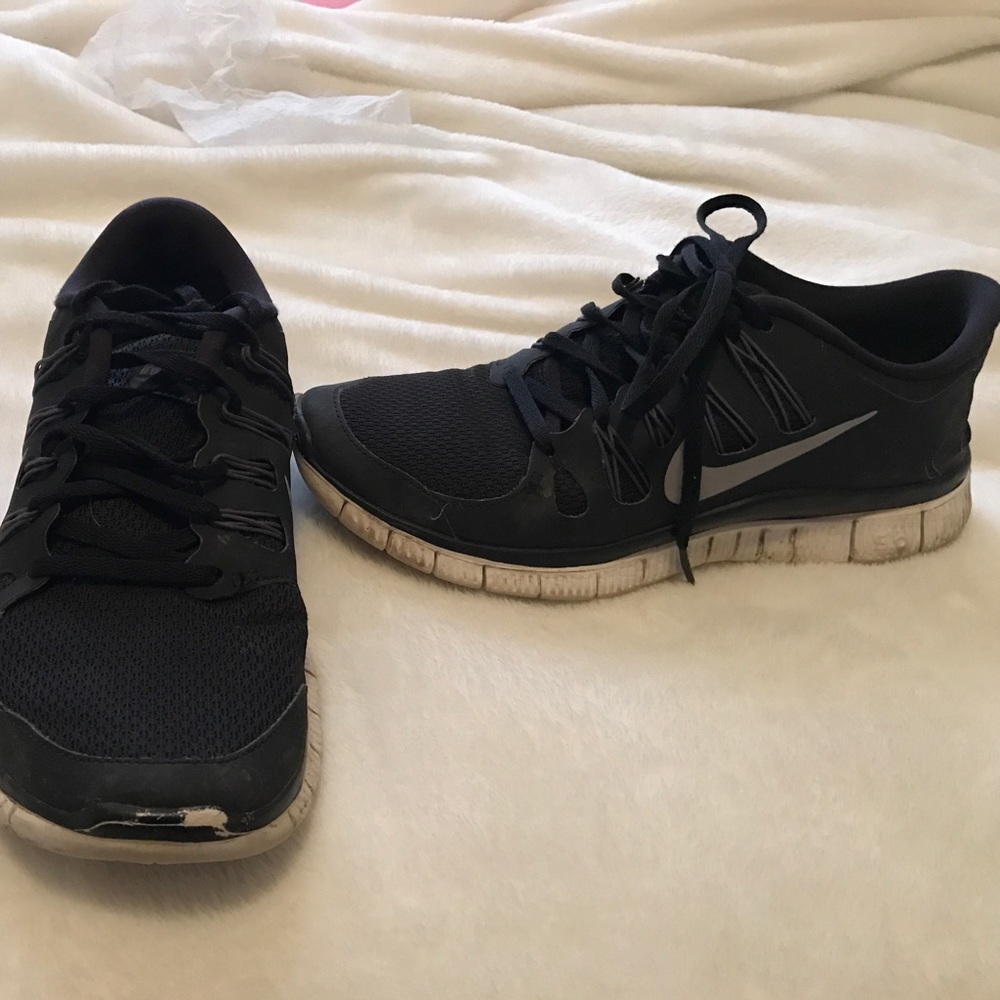Nike free runs 5.0 tennis shoes