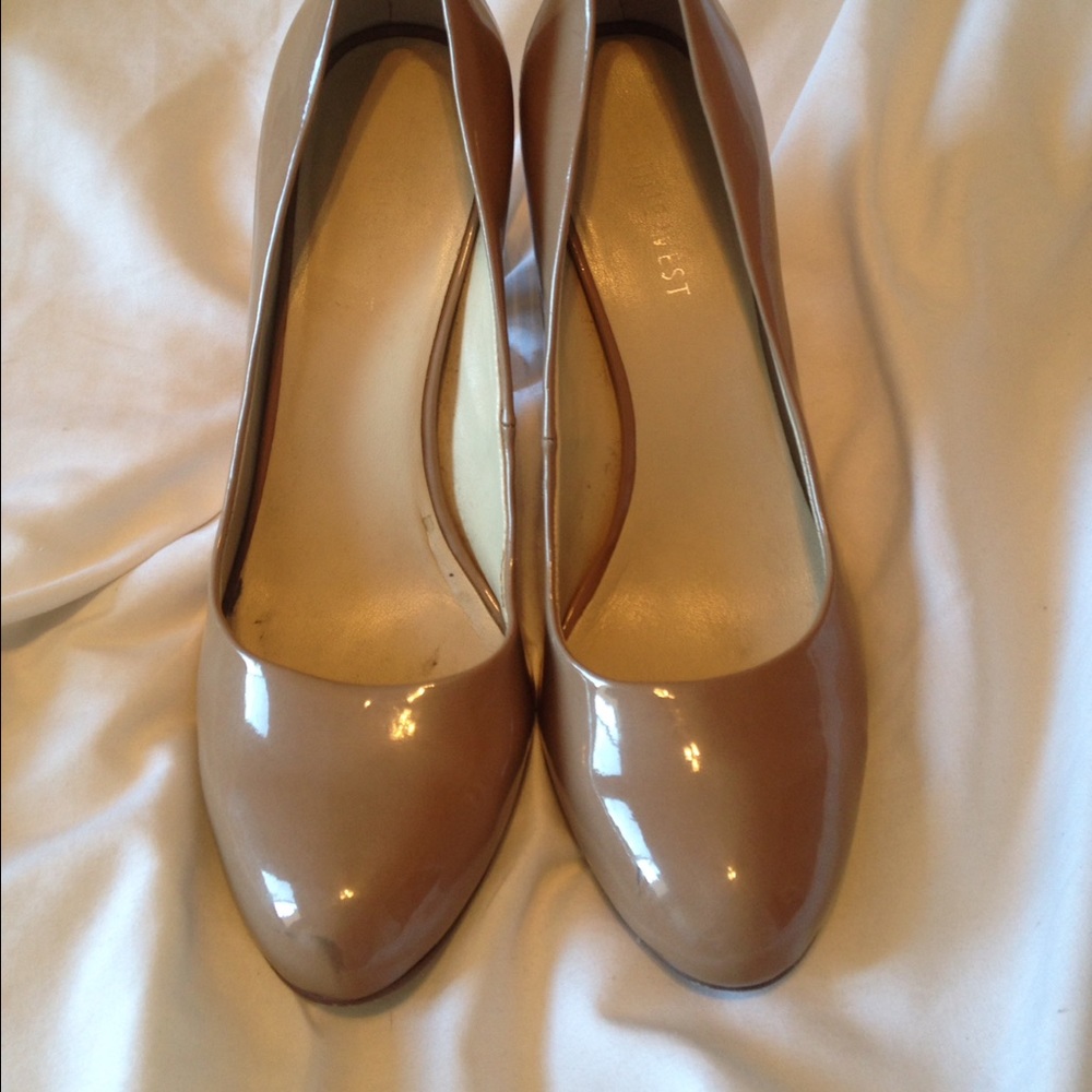 Nine West nude round toe pumps