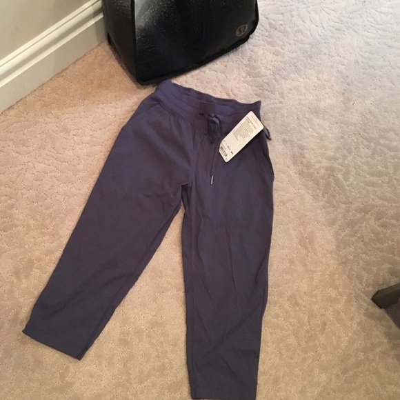 📦SOLD📦Lululemon 🍋 dance studio crop II - Picture 2 of 5