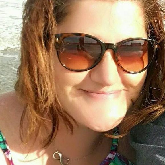 Meet your Posher, Amy - Picture 1 of 1