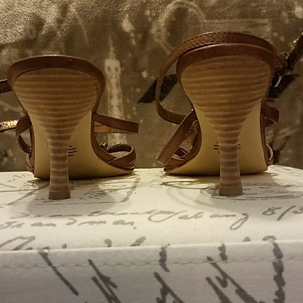 Shoes - Picture 6 of 7