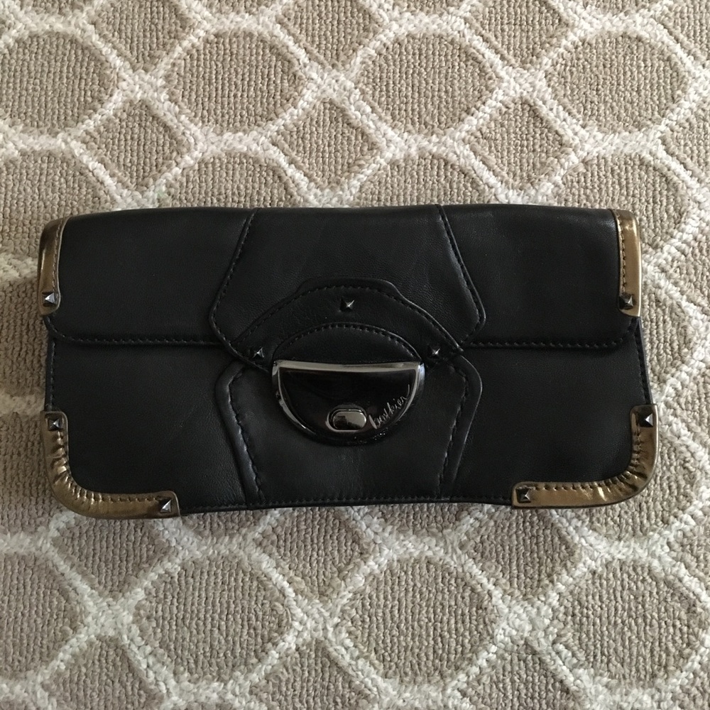 Botkier clutch