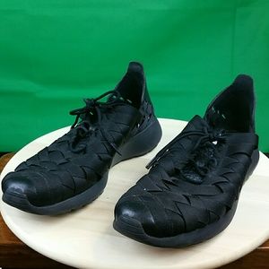 Women's 10.5 Nike breathing sneakers