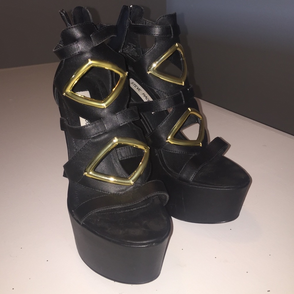 Steve Madden black and gold wedges