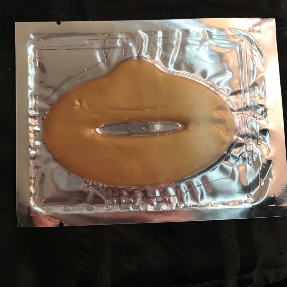 Gold lip mask