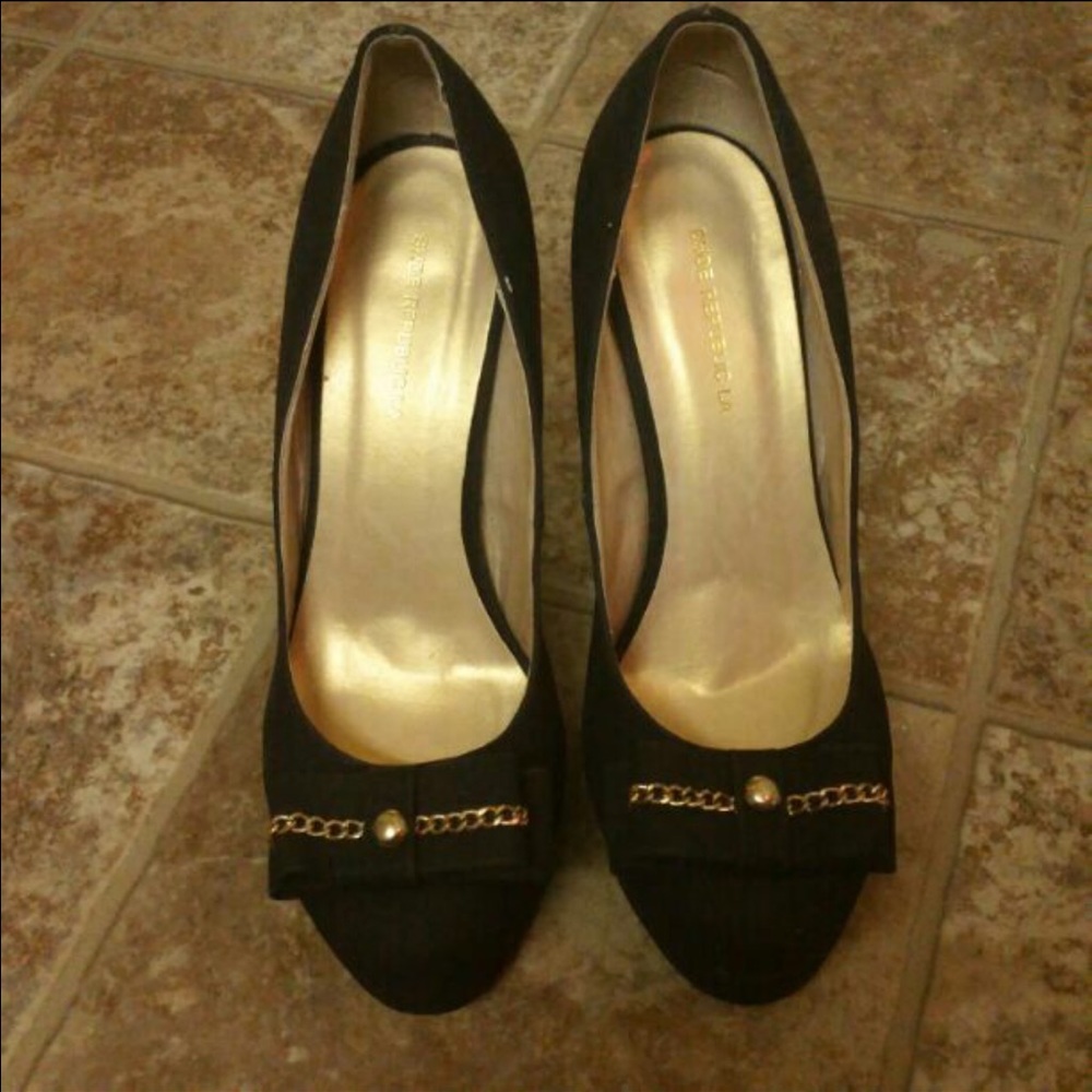 Black and gold pumps