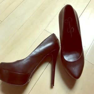 Jessica Simpson waleo pumps