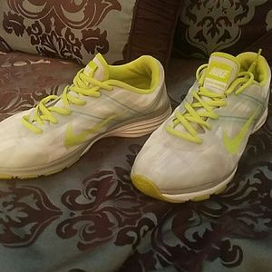 Fly wire womens Nike shoe