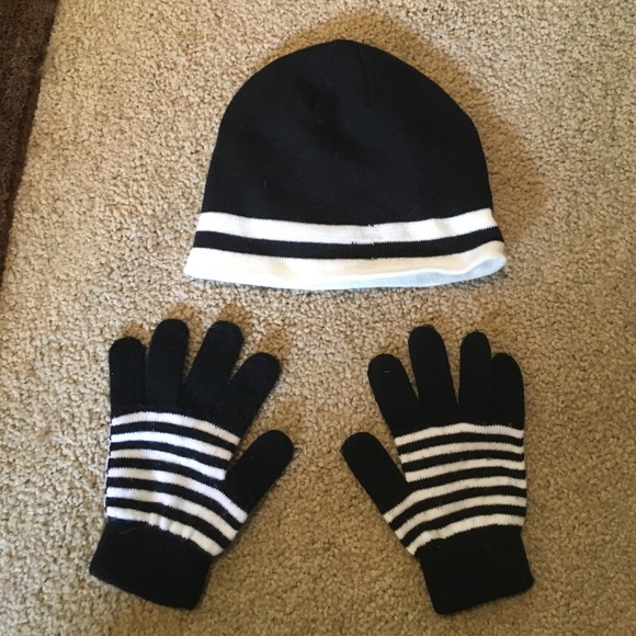 Black and white winter cap and mittens - Picture 1 of 2