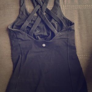 Crisscross lululemon top with built in bra sz 4