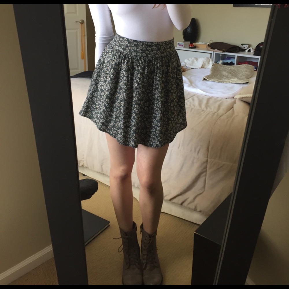 Urban Outfitters Daisy Skirt SZ Small