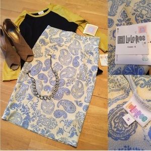 🦄🦄LuLaRoe Cassie Skirt- cream w/blue paisley-NWT
