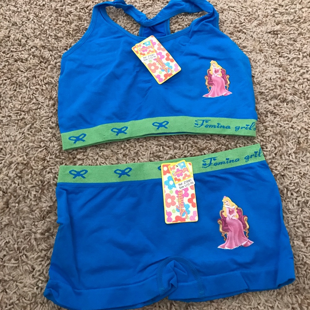 Sports bra and shorts for girls