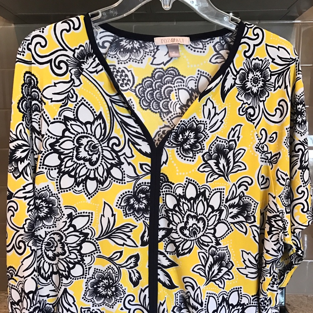 ADorable floral top with detail trim🌸🌸🌸