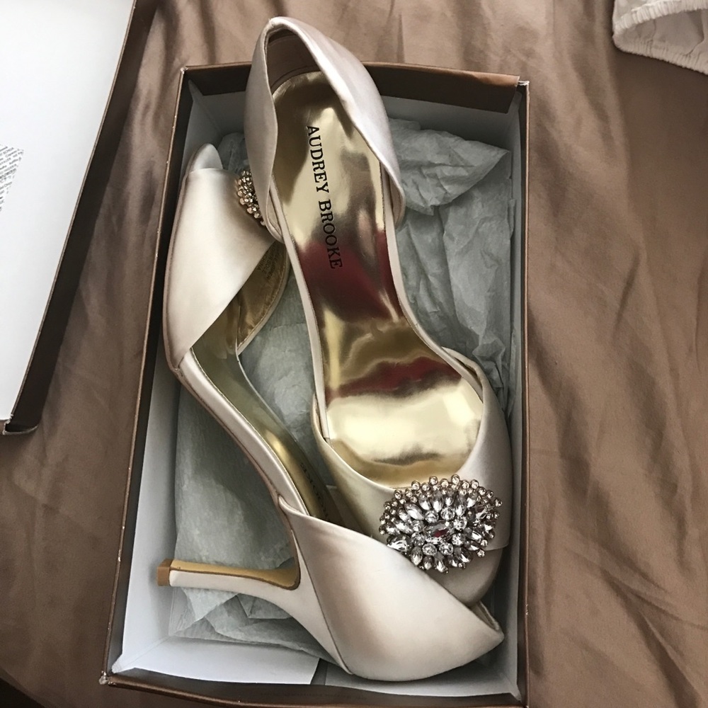 Audrey Brooke brooch pumps