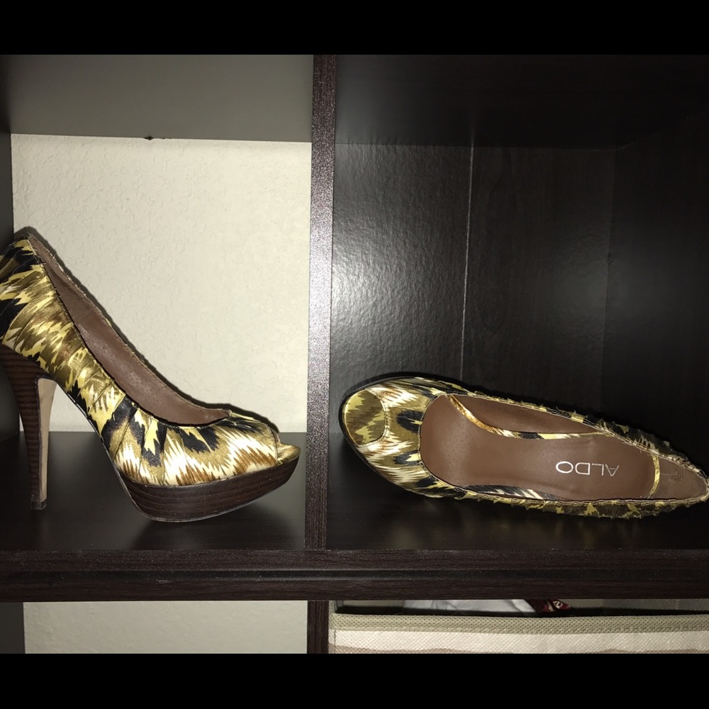 Platform Earth-toned heels