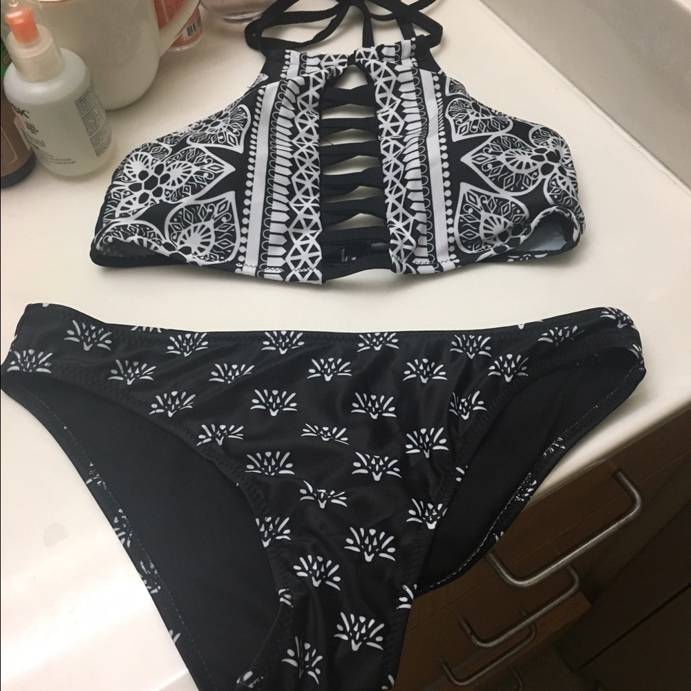 🔥LAST ONE🔥 Lace Up Halter Bikini - Picture 3 of 7