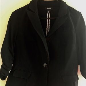 Black hardly worn flattering tuxedo type blazer!