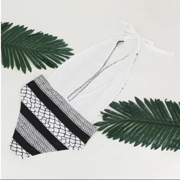 🎉Host Pick🎉 NEW! Black and White Monokini - Picture 7 of 8