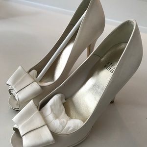 Stuart Weitzman ivory satin heels