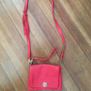 Cross body bag/purse convertible to wristlet