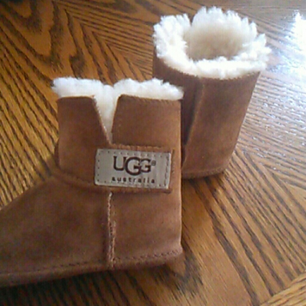 Size small in toddler uggs.