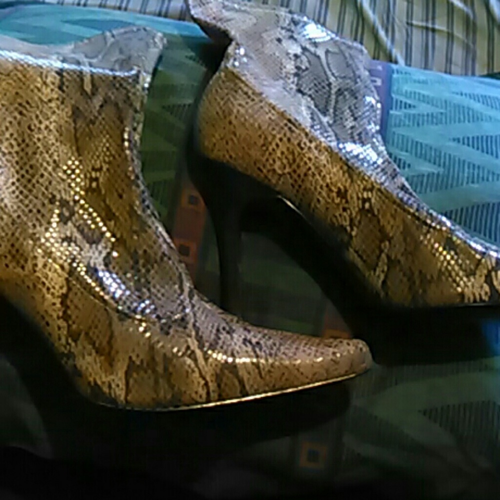 Enzo angiolini, snakeskin ankle high booties ,, na