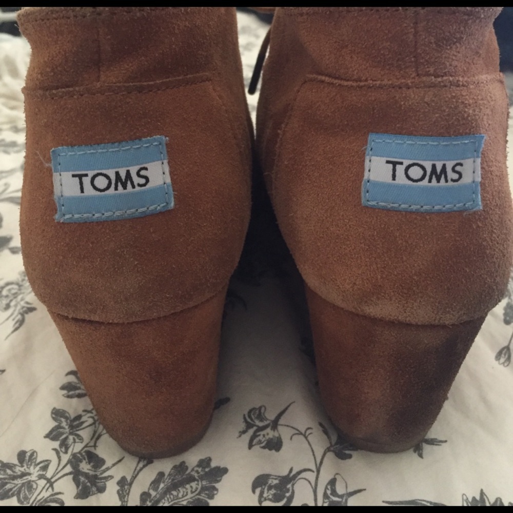 TOMS like-new tan booties