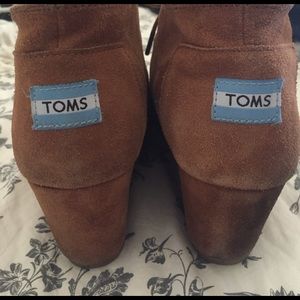 TOMS like-new tan booties