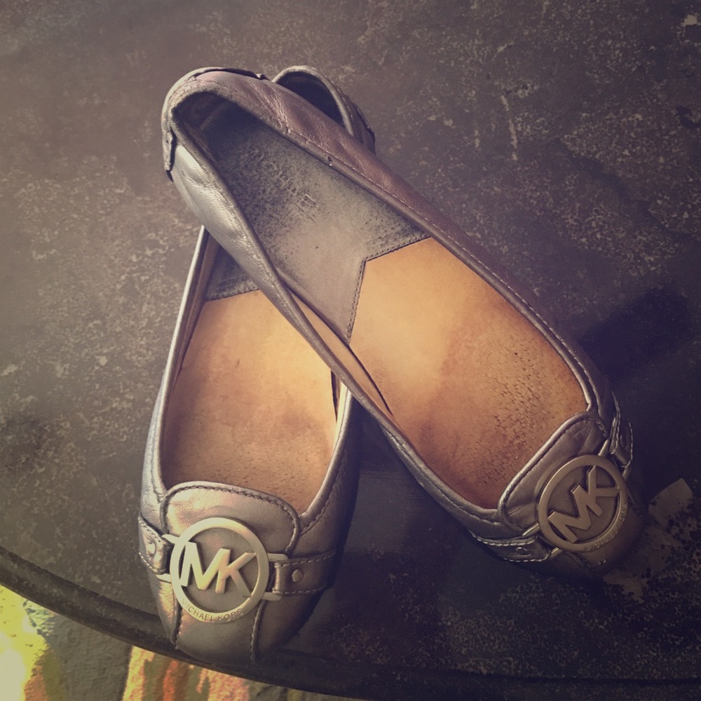 💥💥SOLD 💥💥 Used Michael Kors Silver Flats