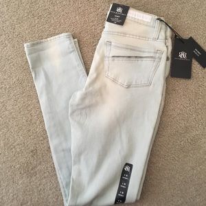NWT Rock & Republic Light wash Skinny Jeans  4 M
