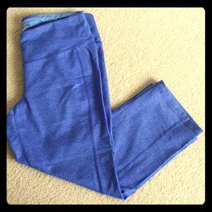 Old Navy Active Fitted Capri Leggings