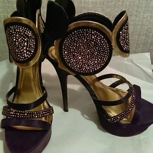 Sexy Ladies Gold & Black Stilettos