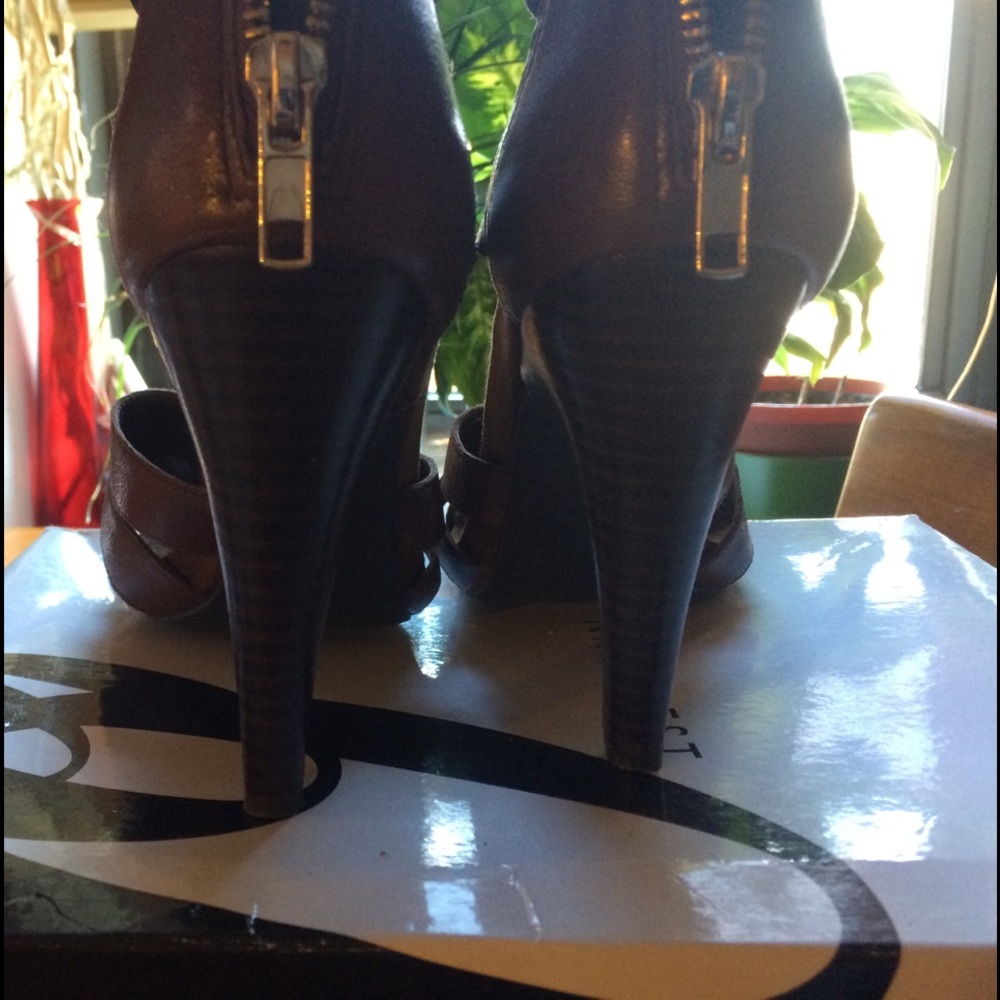 Brown leather Open toe shoe