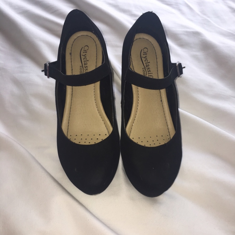 Black wedges
