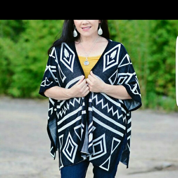 NWT Women’s Spring Geometric Poncho Cardigan - Picture 4 of 4